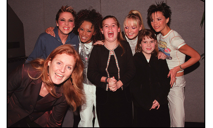 دوقة يورك وابنتيها يقابلون فريق  Spice Girls