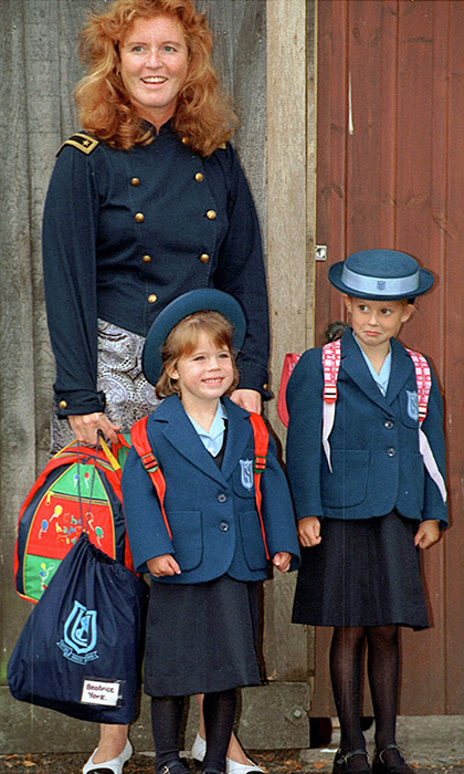 دوقة يورك وهي تصطحب ابنتيها في يومهم الأول في المدرسة