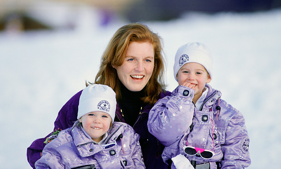 دوقة يورك وهي تلعب وسط الثلوج بصحبة ابنتيها