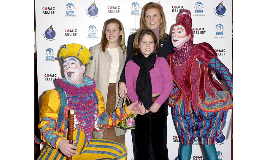 سارة فيرجسون وابنتيها يلتقطان الصور مع المهرجين