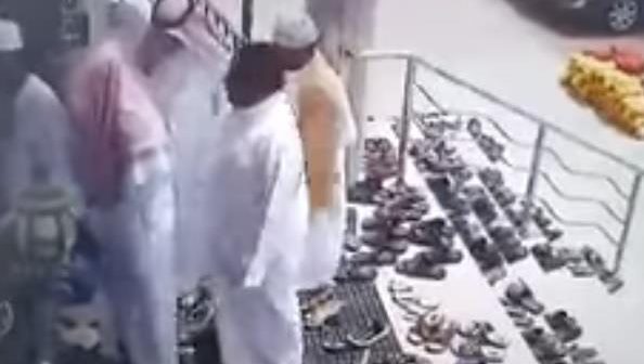 شرطة جدة تضبط 4 مقيمين متهمين بسرقة المصلين بالمساجد