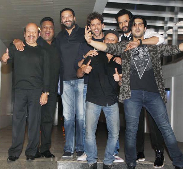 صورة جماعية لهريثيك روشان من عيد ميلاده