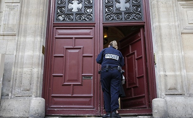ضابط شرطة يقف حارسا عند مدخل الإقامة