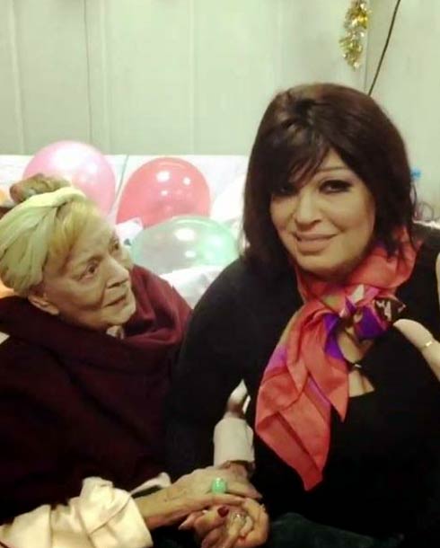 فيفي عبده تحتفل مع نادية لطفي بعيد ميلادها من داخل المشفى