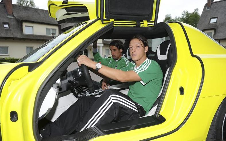 مسعود أوزيل يقود سيارات مرسيدس و بورشه و فيراري