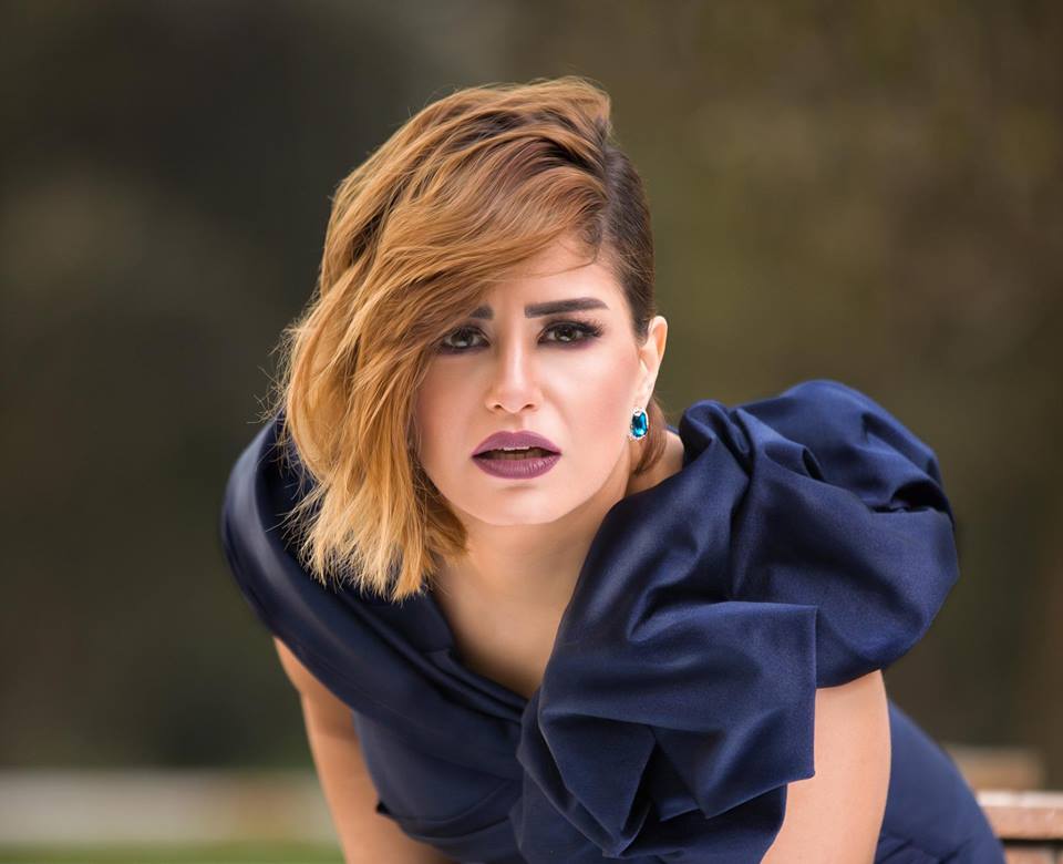 منة فضالي تتألق في لوك جديد يمنحها مزيدا من الأنوثة