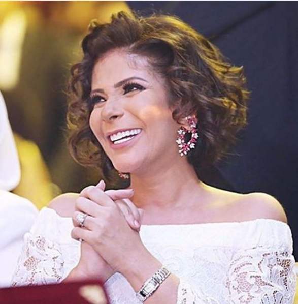 منى زكي تعود لمنزلها بعد إنجابها لمولودها الثالث