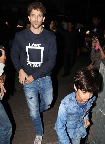 هريثيك روشان بصحبة طفليه