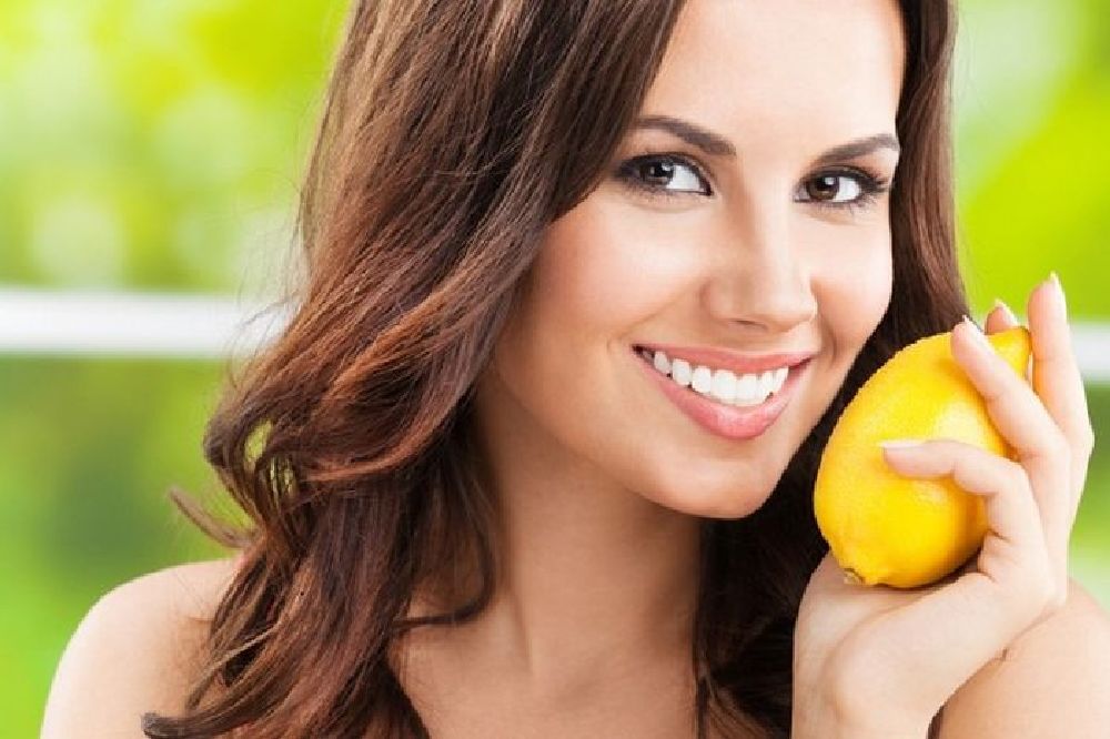 يساعد عصير الليمون في تقشير البشرة والتخلص من الحبوب
