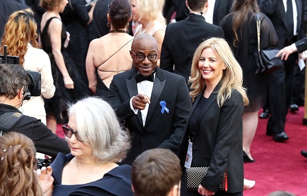 باري جينكينز يزين إطلالته بشريطة زرقاء صغيرة