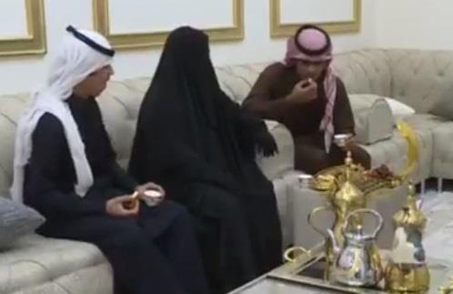 أب يحرم نفسه وعائلته من الهوية