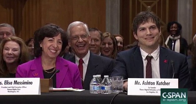 أشتون كوتشر يبتسم ابتسامة عريضة كرد فعل على حديث ماكين