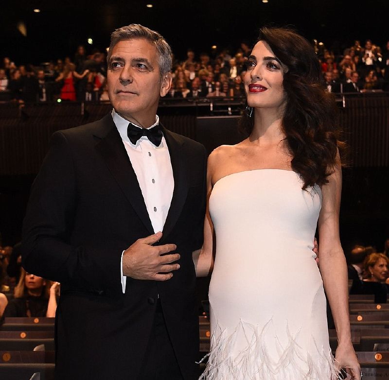 أمل كلوني بإطلالة رائعة في أبرز حفلات توزيع الجوائز السينمائية على مدار العام