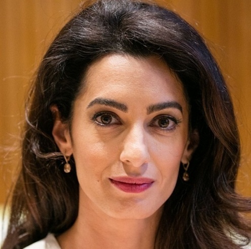 أمل كلوني تحجز في المستشفى مبكرا