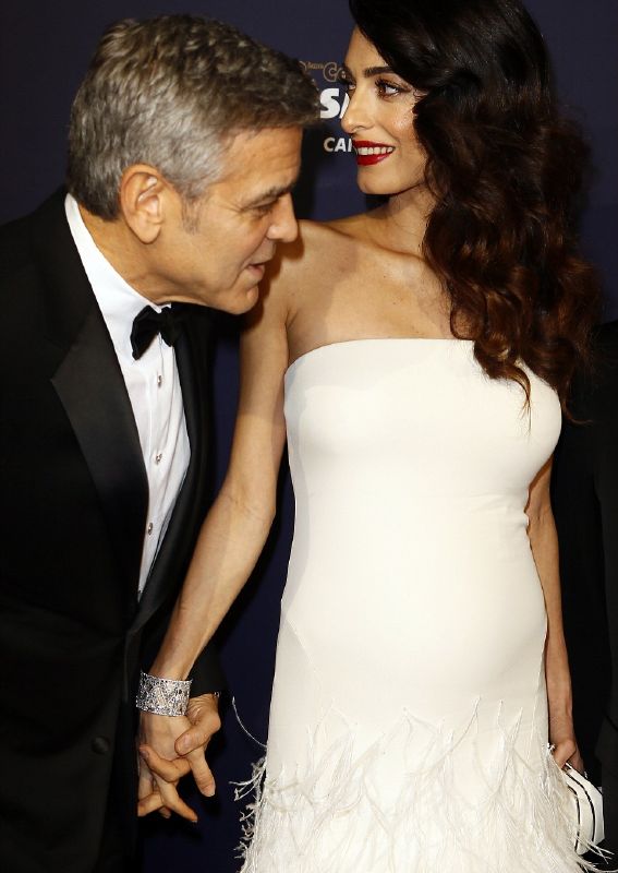 أمل كلوني في إطلالة حمل جذابة