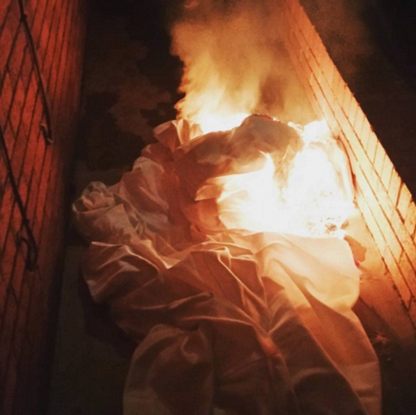 إشعال النيران في فساتين الزفاف