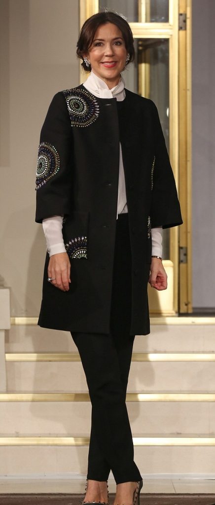 إطلالة انيقة للأميرة ماري في افتتاحية أسبوع الموضة