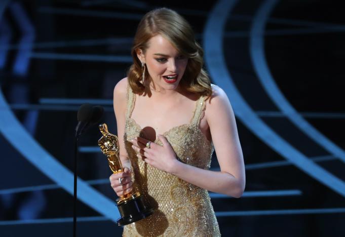 إيما ستون تفوز بجائزة أوسكار أفضل ممثلة عن فيلم La La Land .. 