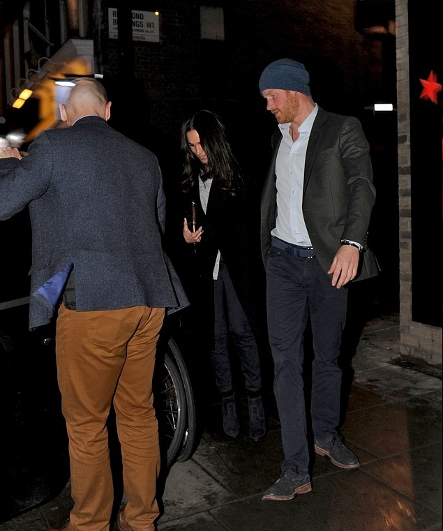 الأمير هاري وميجان ماركل وهما في طريقهما لمغادرة نادي Soho House