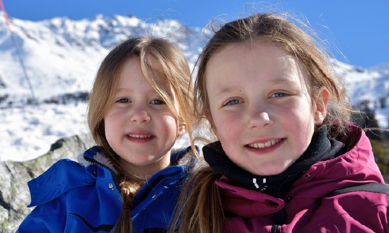 الأميرة جوزفين وشقيقتها الأميرة إيزابيلا خلال العطلة الشتوية للعائلة