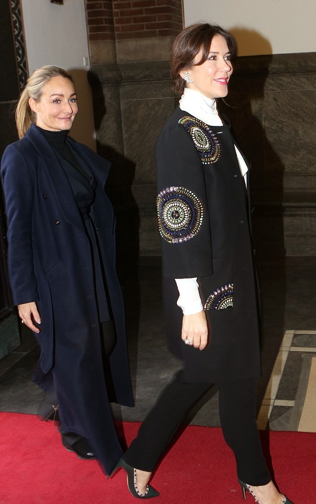 الأميرة ماري في إطلالة أنيقة في افتتاحية أسبوع الموضة