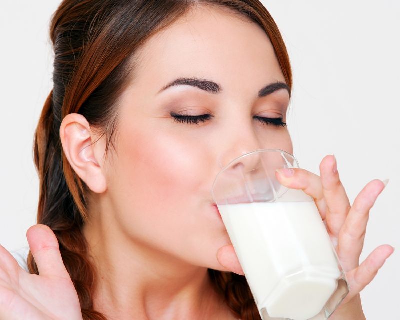 الدهون التي تتواجد في الحليب الطبيعي كامل الدسم