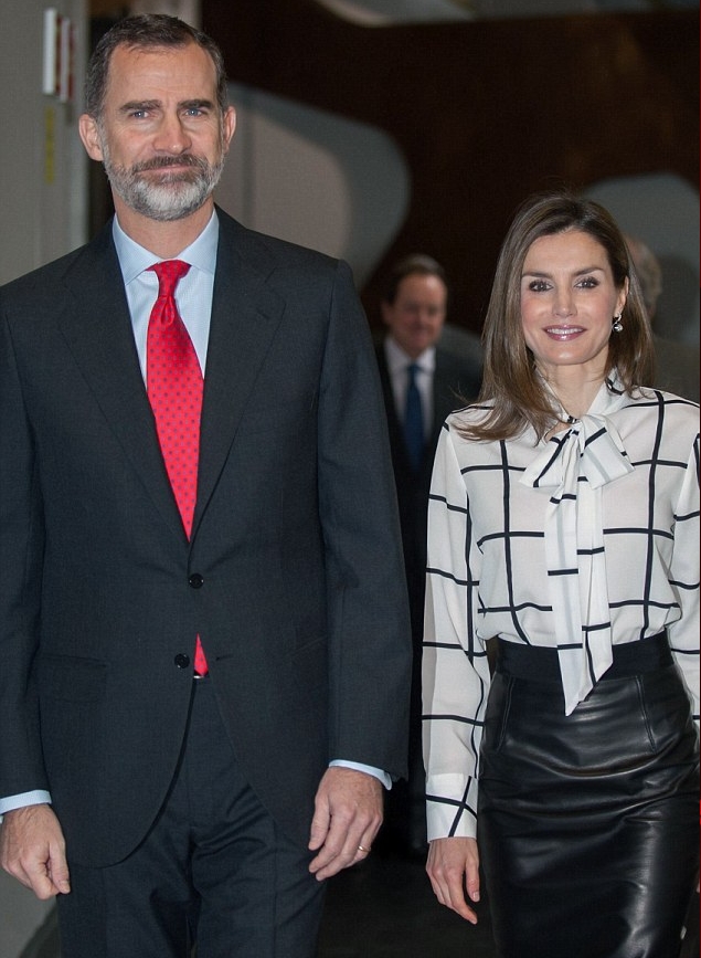 الملكة ليتيزيا بصحبة زوجها الملك فيليب في مؤتمر في مدريد