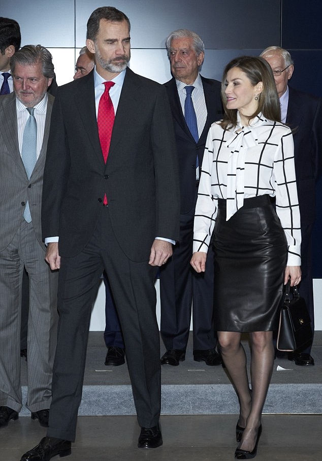 الملكة ليتيزيا ترتدي تنورة جلدية سوداء وبلوزة أنيقة طويلة الأكمام