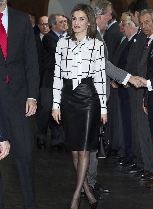 الملكة ليتيزيا في إطلالة جلدية