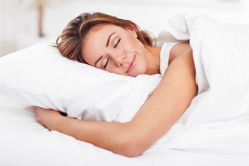 النوم على الوجه يسبب الشيخوخة المبكرة