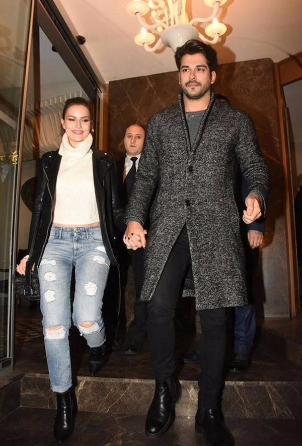 بوراك اوزجيفيت في جلسة عشاء رومانسي بعد غياب طويل بينهما