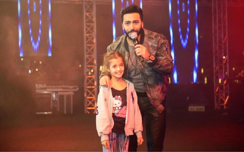 تامر حسني يتفاعل إنسانياً مع جمهوره في حفله الأخير