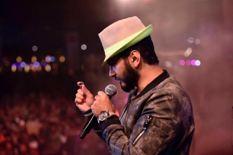 تامر حسني يتلقى قبعة مكتوب عليها اسمه خلال حفله الغنائي