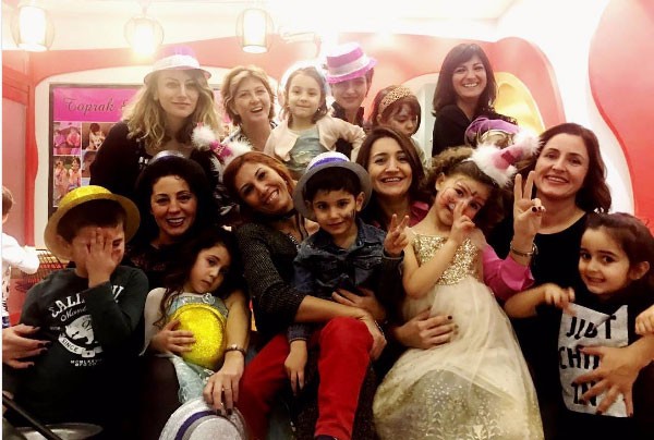 توبا بويوكستون تحتفل بعيد ميلاد توأمها