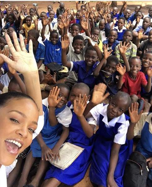 ريهانا أثناء زيارتها لأحد المدارس في مالاوي