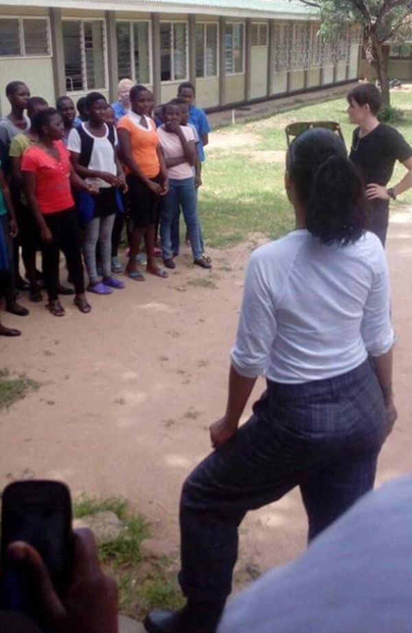 ريهانا تشارك في عدة نشاطات مع الطلبة