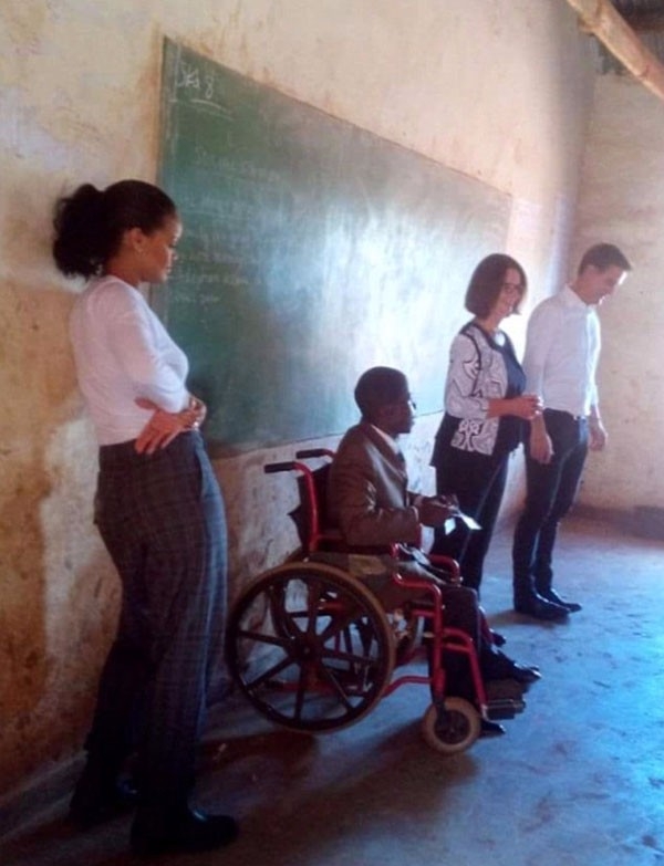 ريهانا تقوم بالمرور على فصول المدرسة