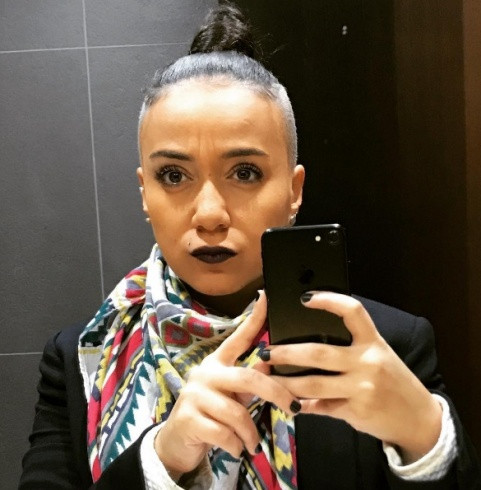 شقيقة مايا دياب قامت بحلاقة جوانب شعرها كاملة واكتفت بمنطقة الوسط