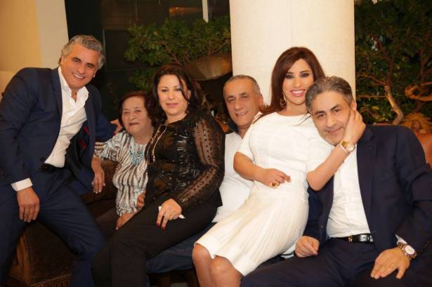 صورة جماعية تجمع نجوى كرم بشقيقها