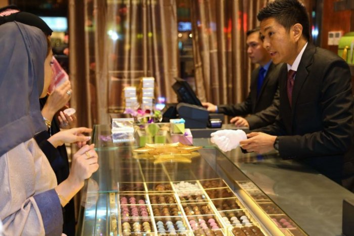 عرض مجموعة واسعة من الشوكولا المصنوعة يدوياً بفرع فوري آند جالاند