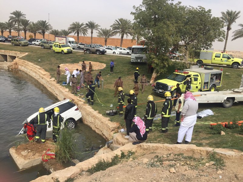 فرق الدفاع المدني تباشر جهود كبيرة في انتشال المتوفين واستخراج السيا