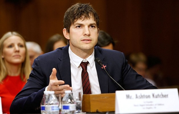 قف طريف بين أشتون كوتشر والسيناتور جون ماكين في الكونجرس