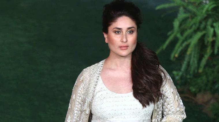 كارينا كابور شاركت كعارضة أزياء في أحد عروض الأزياء