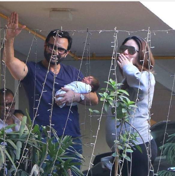 كارينا كابور مع زوجها علي خان وطفلهما لحظه خروجها بعد الولاده