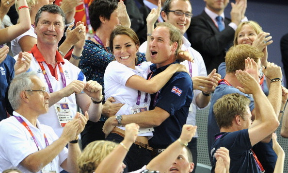 كيت وزوجها الأمير وليام وهما يتبادلان العناق بعد فوز فريق بريطانيا