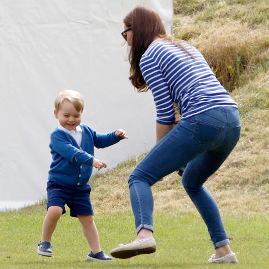 كيت وهي تشارك طفلها الأمير جورج اللعب