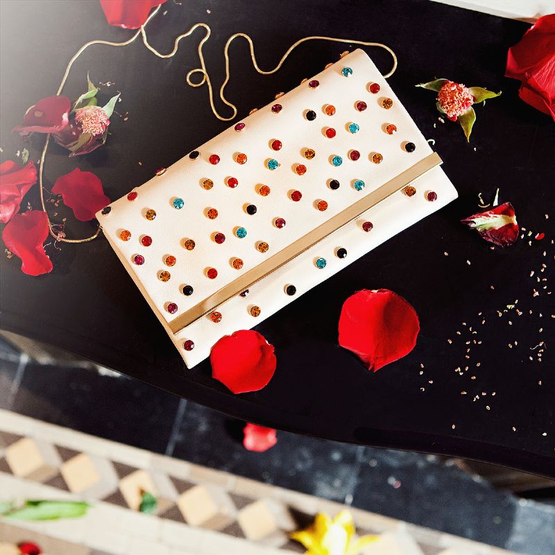 مجموعة CH Carolina Herrera تزدادت تميزاً مع تزيينها بقطع من الكريستال