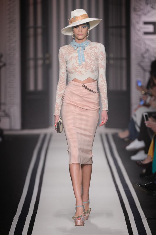 مجموعة إليزابيتا فرانكي تُثري أناقتها بتفاصيل وأشياء نفيسة