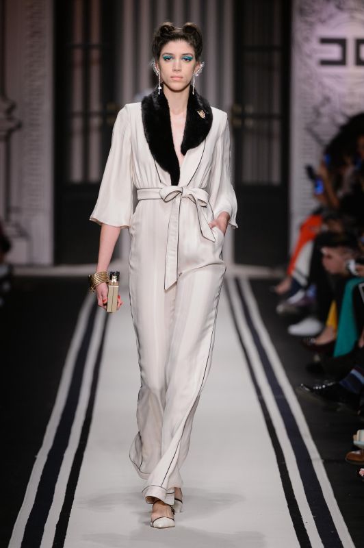 مجموعة إليزابيتا فرانكي مزيج وتوليفة تجمع بين خطوط الموضة الذكورية واللمسات المفعمة بالأنوثة