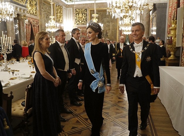 ملكة إسبانيا في مأدبة العشاء الرسمية التي أقيمت في القصر الملكي بمدينة مدريد